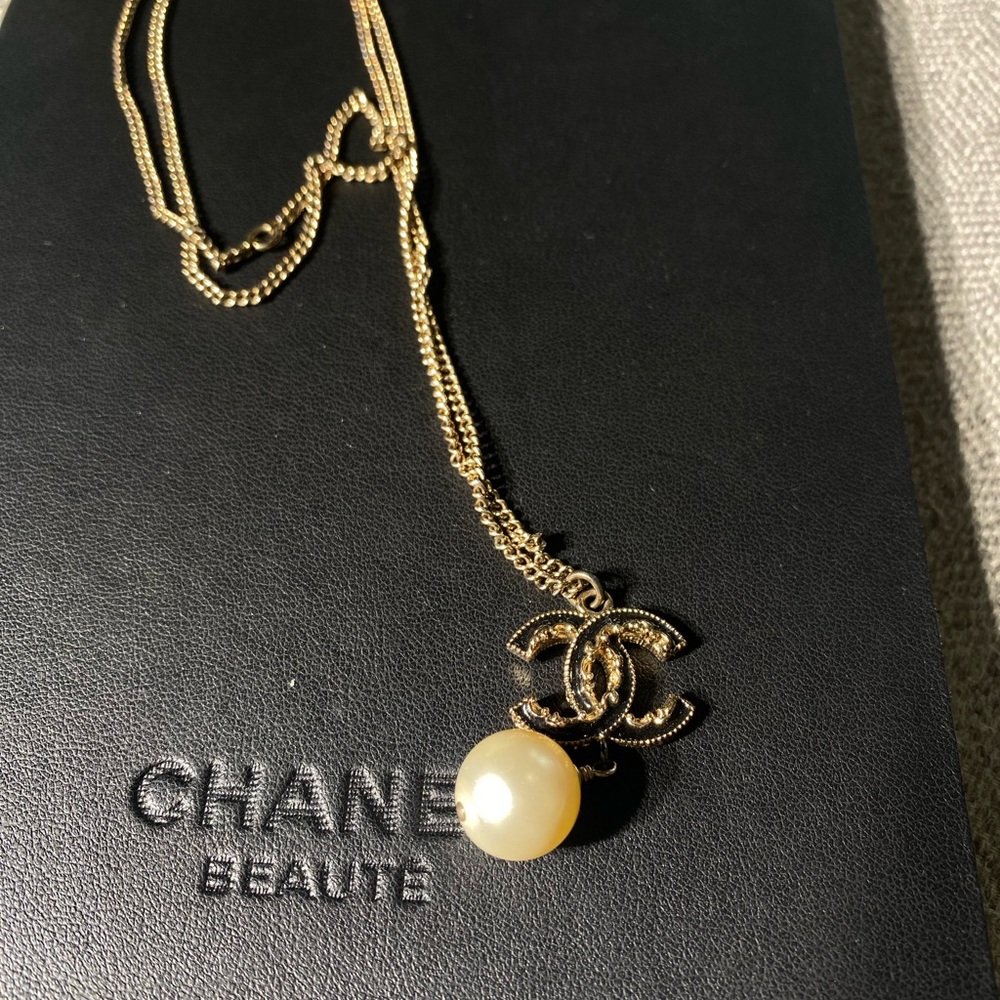 Authentic Chanel pearl chain necklace